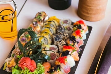 Kwiat Peonii & Fusion Sushi Photo